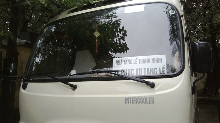 Xe phục vụ tang lễ cung do tư nhân đấu thấu. Cũng vì những mẫu thuẫn trong việc đấu thầu xe tang lễ, mà hồi tháng 3/2013, GĐ BV Thanh Nhàn, Đào Quang Minh đã bị 1 số đối tượng chém trọng thương.