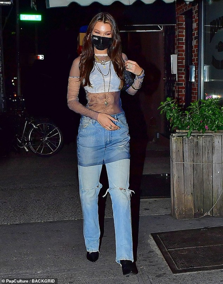 Siêu mẫu Mỹ diện áo xuyên thấu lạ mắt phối cùng quần jeans cá tính.