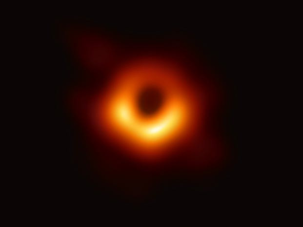 Bức ảnh hố đen đầu tiên đã được NASA công bố vào tháng 4/2019. Đây là hố đen siêu nặng nằm giữa trung tâm thiên hà Messier 87 cách Trái Đất 54 triệu năm ánh sáng. Khối lượng của hố đen này được cho là tương đương với 6,5 tỷ Mặt trời.
