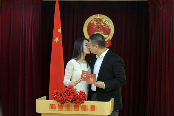 Theo cách phát âm tiếng Trung, thứ 6 ngày 3/1/2014 nếu viết dưới dạng ký tự số là 1413 có cách phát âm giống với cụm từ “Yêu em/anh trọn đời”.