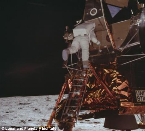 Edwin 'Buzz' Aldrin trèo xuống các bậc thang của con tàu đổ bộ.