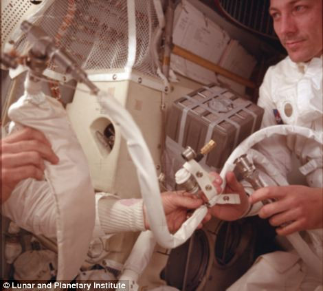 Trong đợt công bố này, cả những hình ảnh hiếm của Apollo 13 cũng được tiết lộ. Sứ mệnh Apollo 13 liên quan đến một loạt các vấn đề gần gây tử vong.