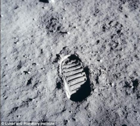 Phi hành gia Aldrin chụp bức ảnh nổi tiếng nhất trong lịch sử, dấu chân của chính mình trong bụi Mặt trăng.