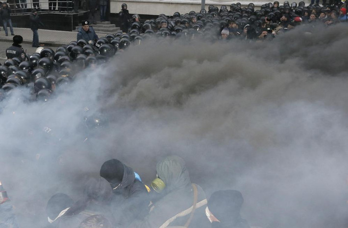 Khói bốc lên mù mịt trong một cuộc đụng độ giữa cảnh sát Ukraine và người biểu tình ở Kiev ngày 1/12.