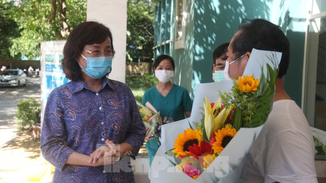 ##s###Giám đốc Sở Y tế TP Đà Nẵng trò chuyện chia sẻ với bệnh nhân 936 trước khi ông rời viện.