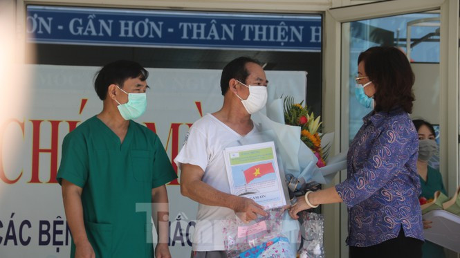 ##s###Bà Ngô Thị Kim Yến, Giám đốc Sở Y tế TP Đà Nẵng trao hoa chúc mừng bệnh nhân cuối cùng trong số 389 bệnh nhân mắc COVID-19 được ghi nhận trên địa bàn thành phố Đà Nẵng.