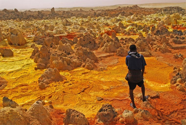 Nhiệt độ trung bình ở Dallol được ghi nhận từ năm 1960 đến năm 1966 là 34,4 độ C, trở thành một trong những khu vực có khí hậu khắc nghiệt và cô quạnh nhất.