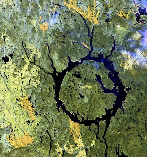 Hồ Manicouagan được hình thành do thiên thạch cách đây 214 triệu năm, trong thời kỳ Trias.