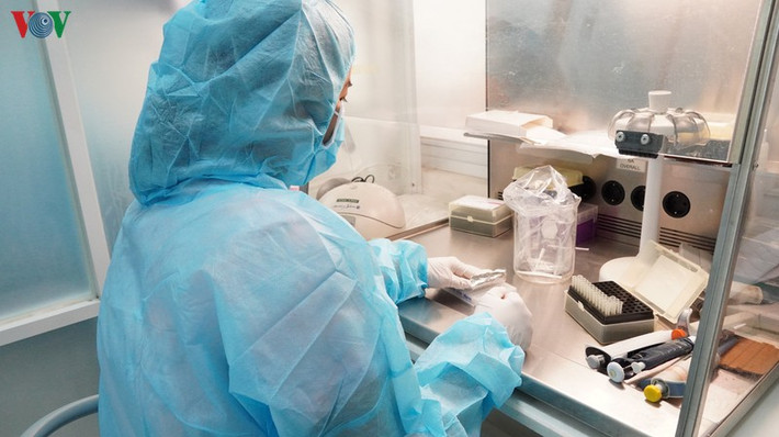 Tiến sĩ Nguyễn Thanh Long, Giám đốc Trung tâm cúm quốc gia - Viện Pasteur TPHCM cho biết, những ngày gần đây, lượng mẫu bệnh phẩm chuyển về càng ngày càng nhiều, đặc biệt ở các khu cách ly đủ 14 ngày cần giải tỏa để chở về lại gia đình, mức độ mẫu bệnh phẩm tăng lên rất nhiều, áp lực lớn đối với các nhân viên xét nghiệm.