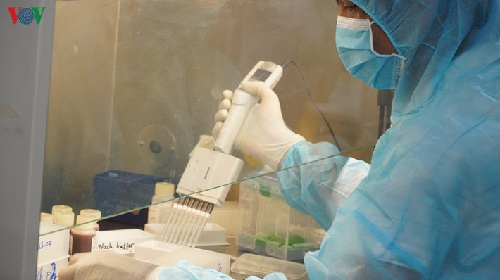 Các bác sĩ, chuyên gia tập trung bất hoạt virus corona (SARS-CoV-2).