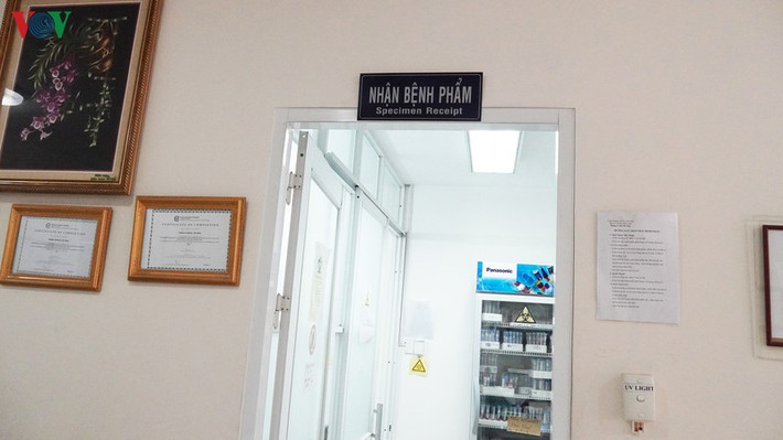 Khi mẫu bệnh phẩm đã chuẩn bị xong thì được chuyển đến phòng Nhận bệnh phẩm để chờ tách chiết và xét nghiệm.