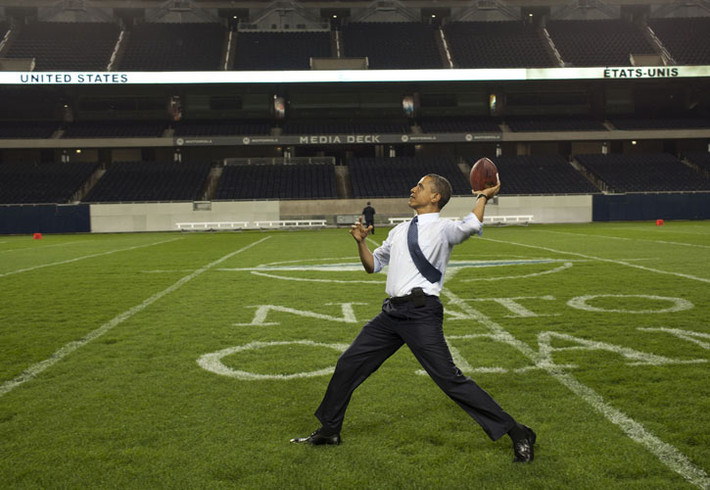 Tổng thống Obama ném một quả bóng tại sân vận động Soldier Field theo sau một Hội nghị thượng đỉnh NATO ngày 20/5/2012 ở Chicago, Illinois.