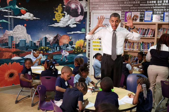 Tổng thống Barack Obama chơi đùa với trẻ em trong chuyến thăm một lớp học mầm non tại Trường Tiểu Học Moravia ở Baltimore ngày 17/5/2013.