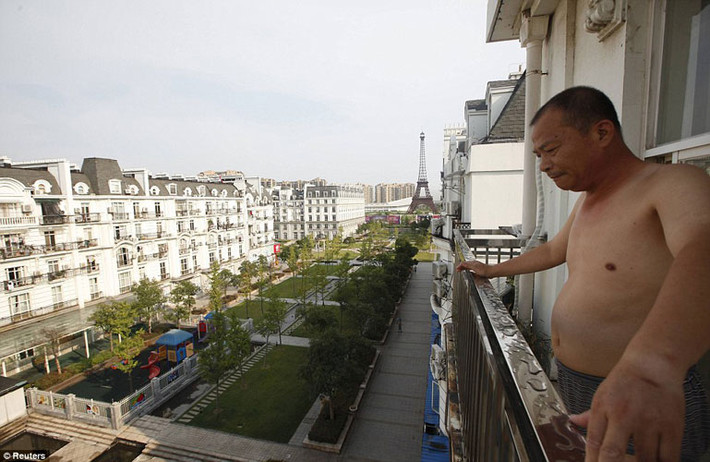 Một cư dân sống tại Tianducheng. Cho đến nay, dân cư ở Tianducheng vẫn rất thưa thớt.
