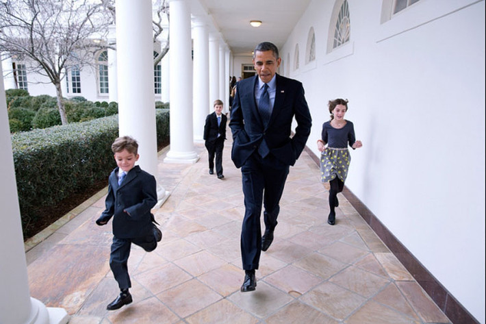 Tổng thống Barack Obama chạy dọc hành lang Nhà Trắng cùng các con của cựu Phó Cố vấn An ninh Quốc gia Denis McDonough ngày 25/1/2013. Ông Obama đã thông báo bổ nhiệm ông McDonough làm Chánh văn phòng Nhà Trắng thay ông Jack Lew.