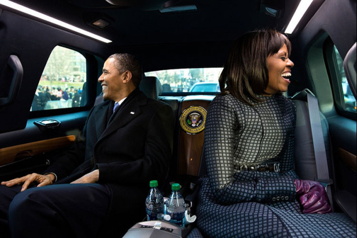 Tổng thống Barack Obama và Đệ nhất phu nhân Michelle Obama từ cửa kính ô tô xem diễu hành kỷ niệm sự kiện nhậm chức của ông Obama ở Washington DC ngày 21/1/2013.
