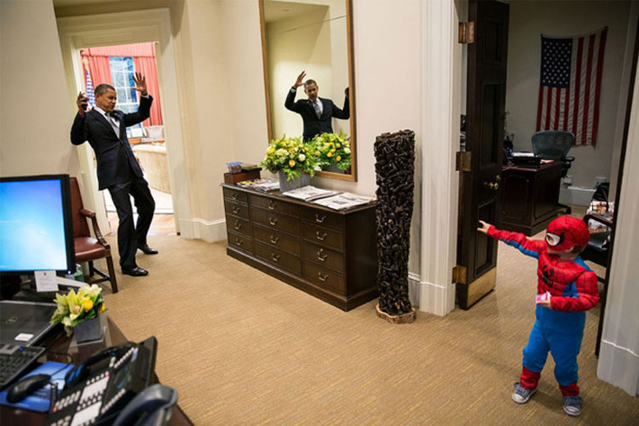 Tổng thống Obama giả vờ bị “Người nhện” Nicholas Tamarin, 3 tuổi, con trai của phụ tá Nhà Trắng, Nate Tamarin “hạ gục” ở Phòng Bầu dục.