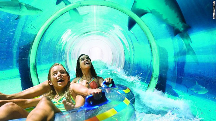 2. Công viên nước Aquaventure (Dubai, UAE). Đây là công viên nước có đường trượt nước rộng nhất thế giới và có những sông lười dài nhất Trung Đông (khoảng 2,3 km), bãi biển nhân tạo dài tới 700 m.