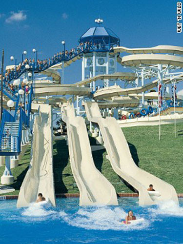 Công viên nước Wet 'n Wild (Orlando, Florida). Công viên nước nổi tiếng với các đường trượt tốc độ tạo cảm giác mạnh, hồ tạo sóng, sông lười, máng trượt 4 làn.