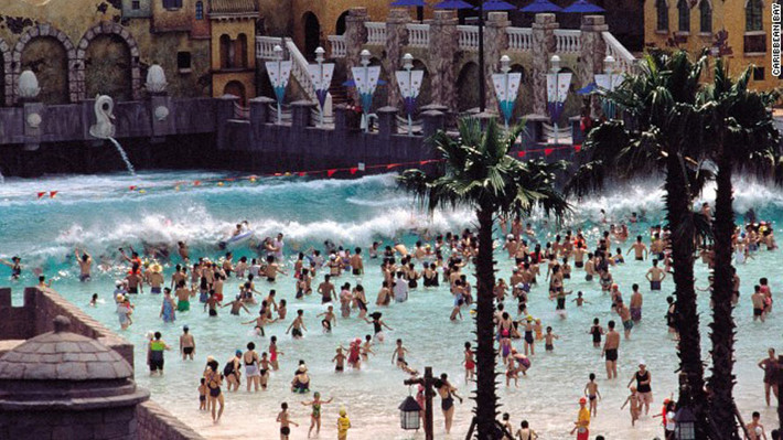 6. Công viên nước Caribbean Bay (Gyeonggi-do, Hàn Quốc). Tại đây, khách sẽ có cơ hội vui chơi thỏa thích với hồ tạo sóng khổng lồ, hồ nước nóng, 4 đường trượt xoắn ốc khủng và ngủ trong các phòng nghỉ với không khí được lọc sạch và được trang bị giường ngọc bích tăng lực.