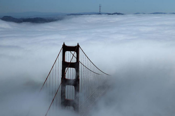 Cầu Cổng Vàng - cây cầu treo dài nhất thế giới và là biểu tượng quốc tế của San Francisco, California, Mỹ nối liền Cổng Vàng, cửa ngõ vào của vịnh San Francisco và Thái Bình Dương bồng bềnh trong biển sương mù dày đặc ngày 8/9.