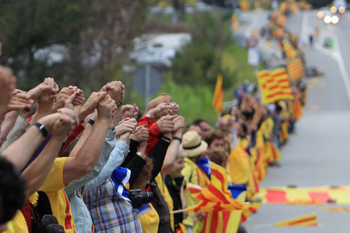 Các nhà hoạt động kêu gọi độc lập cho Catalonia, hiện nằm dưới sự kiểm soát của Tây Ban Nha, siết chặt tay nhau trong cuộc biểu tình ngày 11/9 ở Perthus, miền nam nước Pháp giáp biên giới với Catalonia.