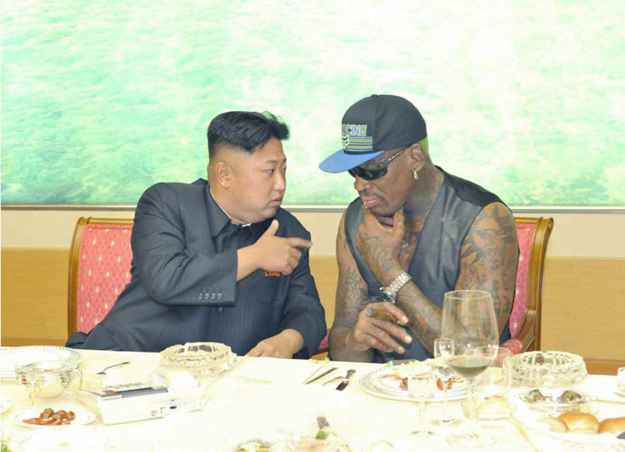 Nhà lãnh đạo trẻ của Kim Jong Un (trái) hội ngộ với người bạn Mỹ, cựu ngôi sao NBA Dennis Rodman ở Bình Nhưỡng ngày 7/9.
