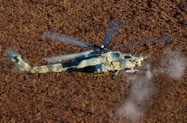 Mi-28NE được trang bị hỏa lực rất mạnh mẽ gồm: tên lửa chống tăng Ataka-V (tối đa 16 quả); tên lửa không đối không Igla hoặc R-73E; rocket 80mm, 130mm. Trong ảnh là Mi-28NE khai hỏa pháo cao tốc 2A42 30mm.