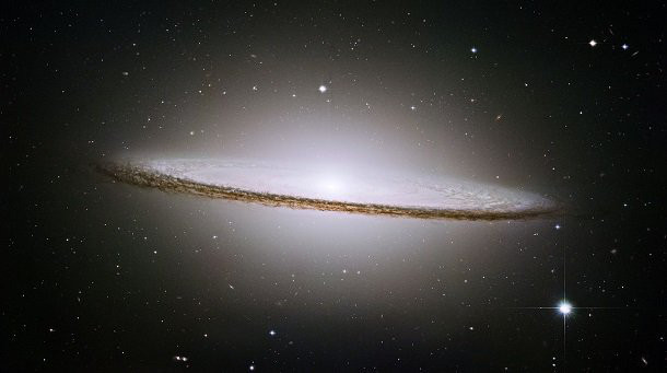 Thiên hà Sombrero là thiên hà lớn nhất trong cụm thiên hà Virgo (Xử Nữ) có mã số M104, với bán kính 25.000 năm ánh sáng, nằm cách Trái Đất chúng ta hơn 29 triệu năm ánh sáng. Đây cũng là một trong những thiên hà có hình dạng đẹp nhất vũ trụ mà chúng ta quan sát được, tập hợp hàng tỉ ngôi sao khác nhau.