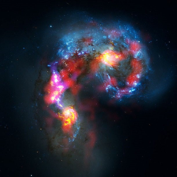 Thiên hà Râu (Antennae): Nằm cách chúng ta khoảng 600 triệu năm, NGC 4038 và NGC 4039 va chạm với nhau, bắt đầu một quá trình trao đổi sao và các vật chất trong thiên hà với một quy mô khổng lồ.