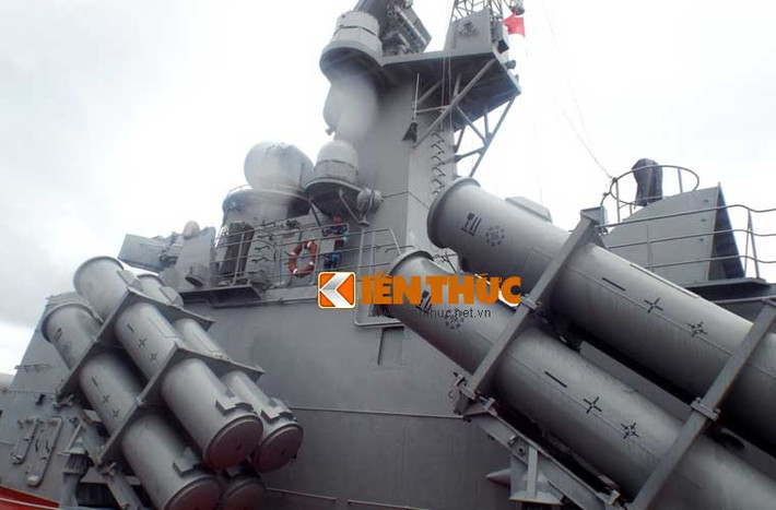 Cận cảnh 2 trong 4 bệ phóng tên lửa diệt hạm Uran-E trên tàu tên lửa Molniya.