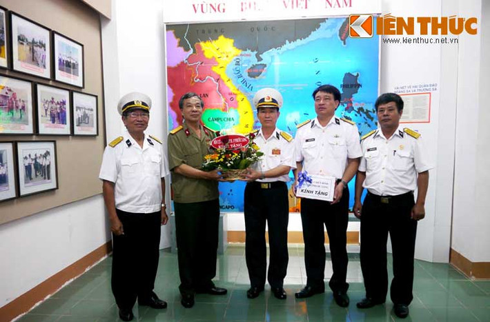 Thay mặt lãnh đạo Lữ đoàn, Đại tá Chu Ngọc Sáng, Chính uỷ Lữ đoàn tàu ngầm đã cảm ơn những tình cảm tốt đẹp của đoàn đã giành cho cán bộ và thuỷ thủ của Lữ đoàn. Đồng thời hứa với các thành viên trong đoàn, nhất là trước những CCB từng có nhiều năm cống hiến trong quân đội hãy an tâm, cán bộ và thuỷ thủ của Lữ đoàn luôn đoàn kết, hăng say luyện tập, thể hiện tinh thần sẵn sàng chiến đấu cao. Tiếp nối xứng đáng phẩm chất truyền thống Bộ đội Cụ Hồ, cùng với các lực lượng khác trong quân đội, quyết tâm bảo vệ toàn vẹn chủ quyền biển, đảo thiêng liêng của tổ quốc.