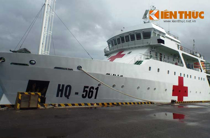 Đoàn cũng đã có chuyến thăm tới một số tàu chiến, tàu bệnh viện hiện đại của Hải quân Nhân dân Việt Nam. Trong ảnh là tàu bệnh viện HQ-561 tại cầu cảng.
