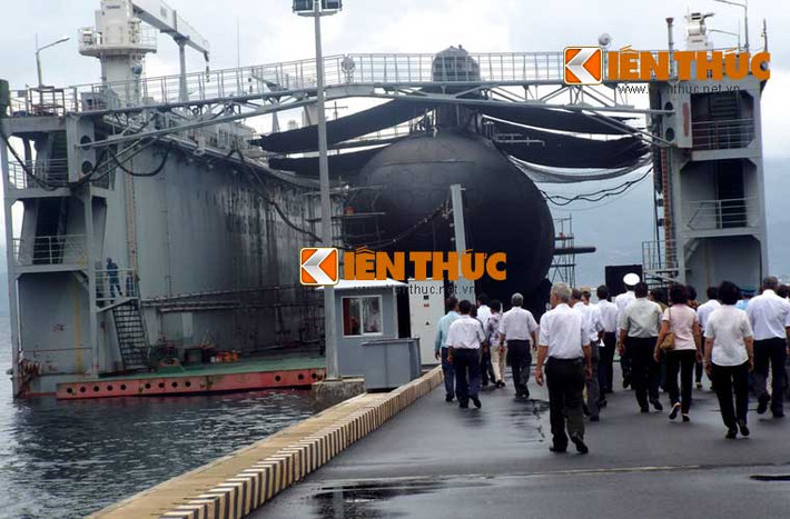 Trong ảnh, đoàn cựu chiến binh thăm tàu ngầm Kilo 636 đang được bảo dưỡng trên ụ nổi tại quân cảng Cam Ranh.