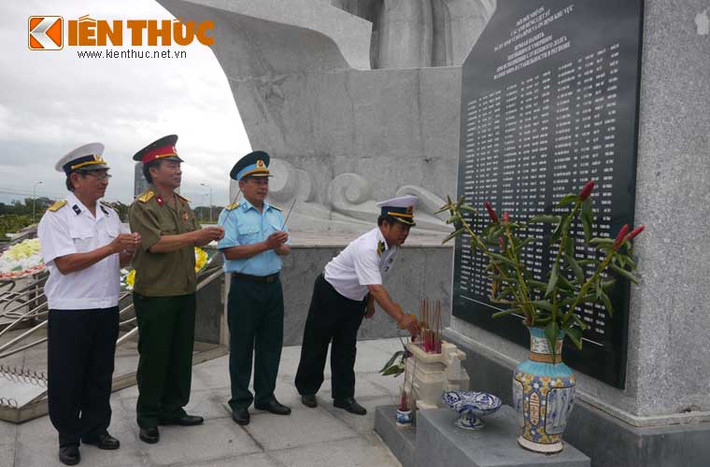 Dâng hương tại Tượng đài tưởng niệm quân nhân Nga – Việt (bia khắc ghi 64 liệt sĩ hy sinh tại Gạc Ma, Trường Sa) tại thành phố Cam Ranh.
