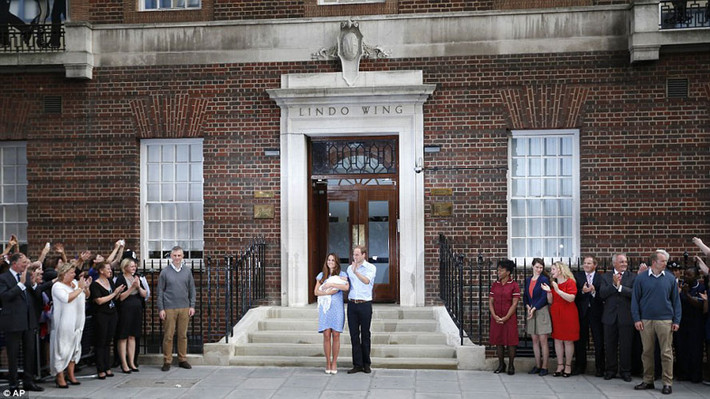 Công chúng đã dành tặng vợ chồng Kate-William cùng hoàng tử nhỏ những lời chúc tụng tốt đẹp nhất.