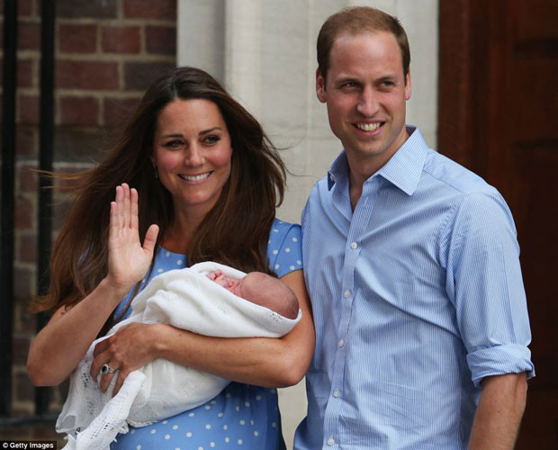 Kate-William nở nụ cười rạng rỡ, hạnh phúc trong lần đầu khoe con trước cả thế giới.