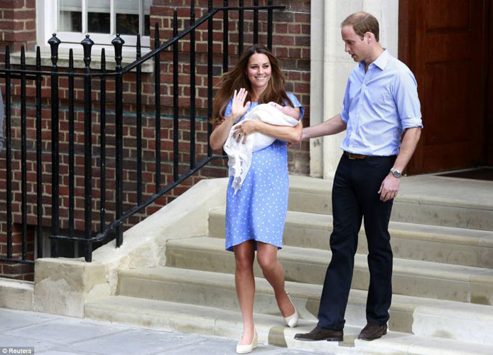 Bà mẹ Kate xinh đẹp và duyên dáng trong chiếc đầm màu xanh chấm bi trắng còn Hoàng tử William ra dáng người chồng, người cha đảm khi luôn dang cánh tay bảo vệ vợ và con trai yêu.