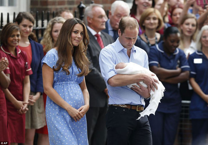Cặp vợ chồng Kate-William bồng Hoàng tử nhỏ tiến về phía giới phóng viên, nhiếp ảnh gia, trả lời phỏng vấn.