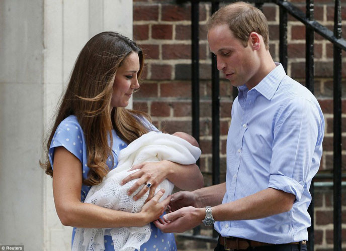 Bà mẹ Kate trao hoàng tử nhỏ cho ông bố William bồng.