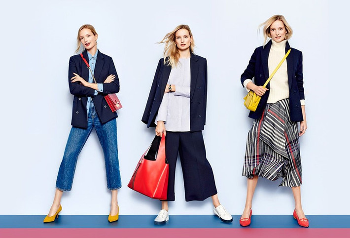 Bạn có thể chọn một chiếc blazer làm từ vải cotton cao cấp, vừa thoải mái, dễ vận động, vừa không dễ nhàu. Việc đầu tư vào món đồ này có thể tiêu tốn của bạn kha khá tiền, nhưng hoàn toàn xứng đáng. Ảnh: Marks & Spencer.