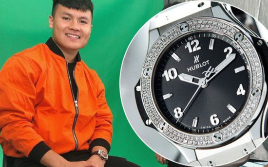 Quang Hải là một anh chàng sở hữu phong cách thời trang tối giản với nhiều món đồ bình dân. Song nếu để ý, anh cũng là chàng trai không thể chối từ trước sức hấp dẫn của những món đồ thời trang xa xỉ, đắt đỏ mà sang chảnh. Chỉ riêng chiếc đồng hồ Hublot đã ngốn số tiền hơn 300 triệu. Ngoài ra, Quang Hải còn sở hữu thêm 1 số dòng đồng hồ đến từ các thương hiệu khác với số tiền không hề nhỏ.