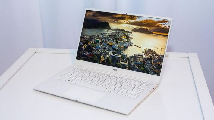 Dell XPS 13 (bản 2019) tích hợp webcam 2 mm vào cạnh trên của màn hình cảm ứng 4K tuyệt đẹp, thời lượng pin của Dell XPS 13 cũng là ưu điểm lớn.