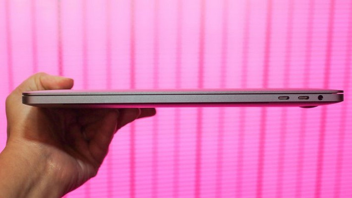 MacBook Pro 15 inch với Touch Bar (bản 2018) sở hữu bộ xử lý Intel Core i thế hệ thứ 8 cùng nhiều tùy chọn lưu trữ và nhiều dung lượng RAM và công nghệ hiển thị thích ứng True Tone.