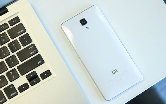 Pin Xiaomi Mi 4 có dung lượng khủng, 3080 mAh, cho phép Mi 4 hoạt động liên tục trong vòng 1,5 ngày, nhiều hơn bất kỳ một chiếc smartphone cao cấp màn hình 5 inch nào đang có mặt trên thị trường.