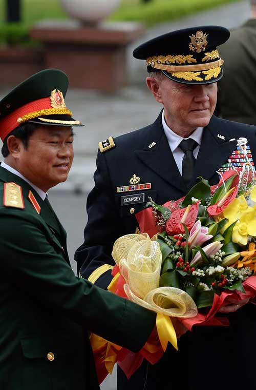 Tổng tham mưu trưởng Quân đội Nhân dân Việt Nam – Thượng tướng Đỗ Bá Tỵ trao bó hoa tươi thắm tới Đại tướng Martin Dempsey, Chủ tịch Hội đồng Tham mưu trưởng liên quân Mỹ. “Hợp tác quốc phòng Việt Nam - Mỹ đã có những bước phát triển thiết thực trong thời gian qua, góp phần tăng cường quan hệ hữu nghị giữa quân đội và nhân dân hai nước, phù hợp với quan hệ Đối tác toàn diện đã được thiết lập giữa hai nước”, Thượng tướng Đỗ Bá Tỵ nhấn mạnh với tướng Dempsey trong cuộc hội đàm ngày 13/8 tại Bộ Quốc phòng.