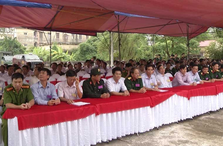 Đông đảo lực lượng xem thực binh giải cứu con tin, tái chiếm mục tiêu.