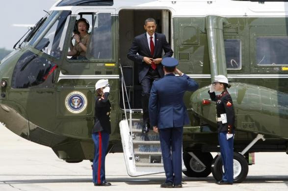 Tổng thống Obama bước xuống từ siêu trực thăng Marine One, trong đó nữ Thiếu tá Thủy quân lục chiến Jennifer Grieves đảm nhận vai trò phi công phụ. Thiếu tá Jennifer Grieves là nữ phi công đầu tiên được đào tạo để vận hành siêu trực thăng chuyên chở Tổng thống Mỹ, Marine One và đã vinh dự phục vụ cựu Tổng thống George W. Bush cũng như Tổng thống Barack Obama nhiều lần.