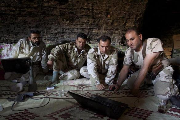 Nhóm chiến binh nổi dậy Syria sử dụng hang động ở làng Maaret al-Naaman làm nơi trú ẩn và hoạt động.