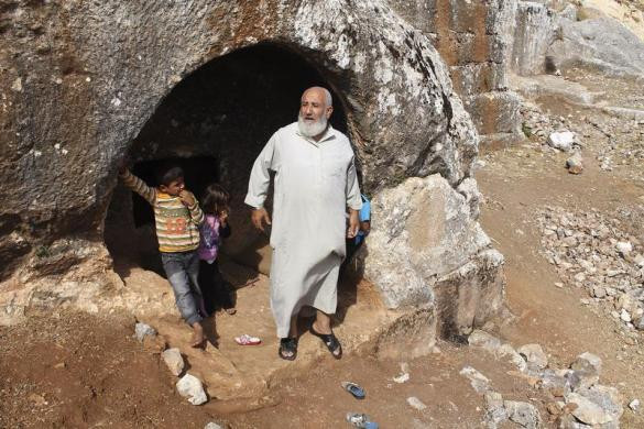Một gia đình người Syria sống trong hang động sâu dưới lòng đất.